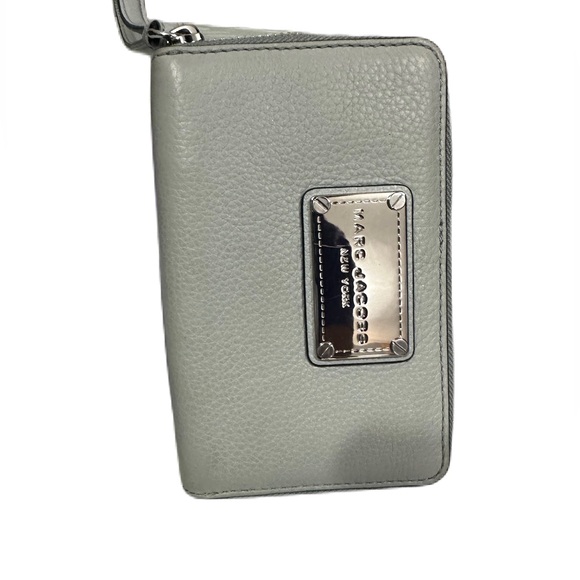 EUC Marc Jacobs Leather Zip Phone Wallet Wristlet  in ICE - Picture 6 of 8